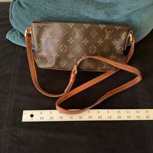 Louis Vuitton Trotteur AR0031